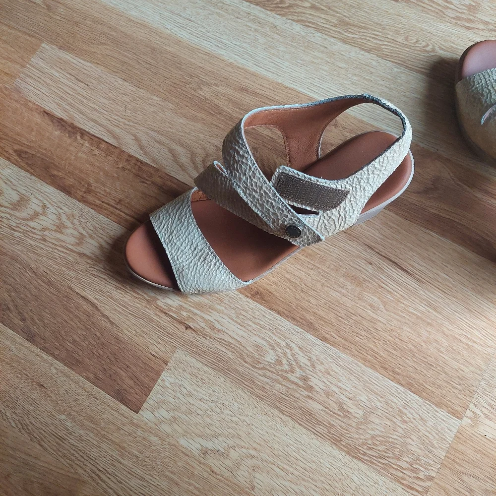 Paula Urban Light Gold Heels Size 37 (6.5)